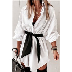 Белое платье-рубашка оверсайз с черным поясом на талии
