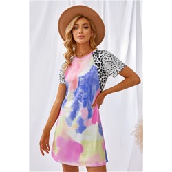 Разноцветное платье-футболка с ярким красочным принтом и леопардовыми рукавами