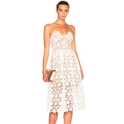 Белое платье-сарафан из прозрачного кружева с коротким телесным футляром