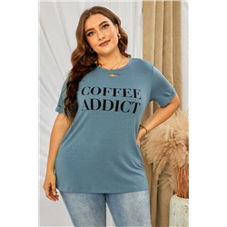 Голубая футболка плюс сайз с разрезами и надписью: COFFE ADDICT