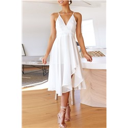Белое платье с V-образным вырезом и открытой спиной