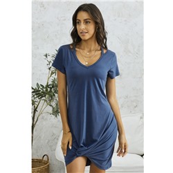 Синее платье-футболка с глубоким вырезом и фигурным узлом снизу