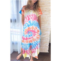 Разноцветное платье-футболка с разрезами на юбке и красочным принтом