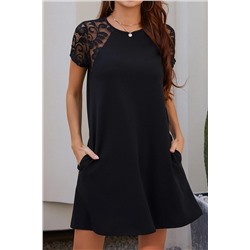 Черное платье футболка с карманами и кружевными рукавами в стиле пэчворк